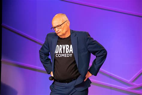 Why Is It Called Dry Bar Comedy: An Insight into the Unique Genre of Stand-Up Entertainment